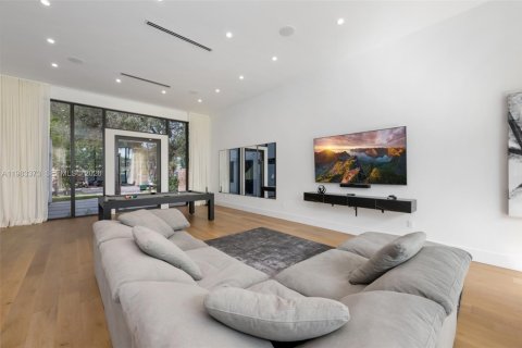 House in Miami, Florida 5 bedrooms, 271.18 sq.m. № 2046743 - photo 5