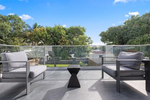 House in Miami, Florida 5 bedrooms, 271.18 sq.m. № 2046743 - photo 14