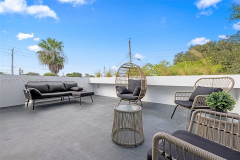 House in Miami, Florida 5 bedrooms, 271.18 sq.m. № 2046743 - photo 24