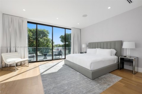 House in Miami, Florida 5 bedrooms, 271.18 sq.m. № 2046743 - photo 13