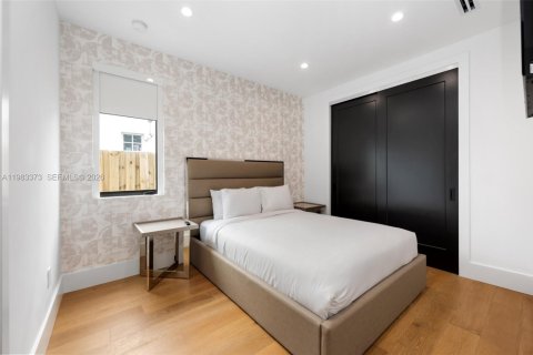 House in Miami, Florida 5 bedrooms, 271.18 sq.m. № 2046743 - photo 18