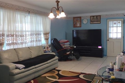 House in Saint Petersburg, Florida 3 bedrooms, 124.49 sq.m. № 2225564 - photo 5
