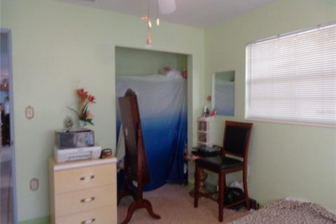 House in Saint Petersburg, Florida 3 bedrooms, 124.49 sq.m. № 2225564 - photo 13
