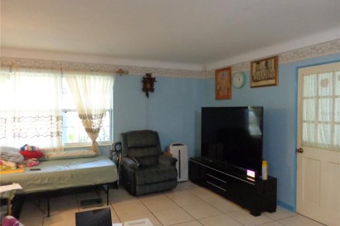 House in Saint Petersburg, Florida 3 bedrooms, 124.49 sq.m. № 2225564 - photo 6