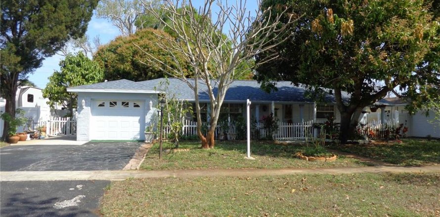 House in Saint Petersburg, Florida 3 bedrooms, 124.49 sq.m. № 2225564