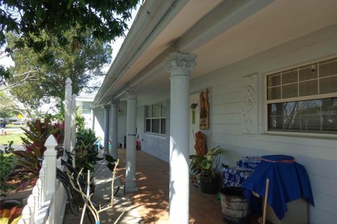 House in Saint Petersburg, Florida 3 bedrooms, 124.49 sq.m. № 2225564 - photo 3