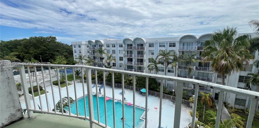 Кондоминиум с 2 спальнями в Майами, Флорида № 2047931