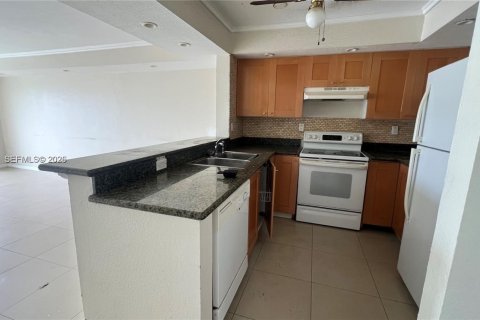 Снять в аренду кондоминиум в Майами, Флорида 2 спальни, 109.16м2, № 2047931 - фото 2