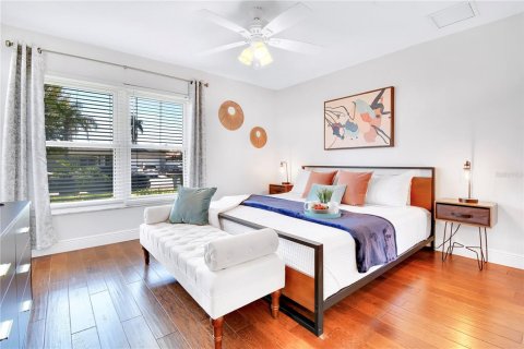 House in Tampa, Florida 5 bedrooms, 192.4 sq.m. № 2166551 - photo 2