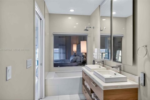 Condo in Miami, Florida, 3 bedrooms  № 2003146 - photo 26