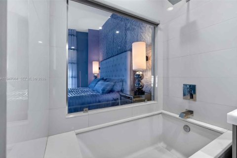 Condo in Miami, Florida, 3 bedrooms  № 2003146 - photo 25