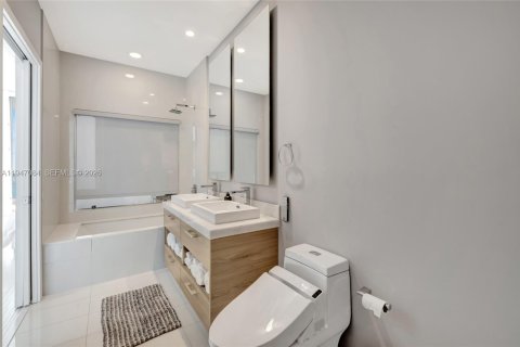 Condo in Miami, Florida, 3 bedrooms  № 2003146 - photo 24