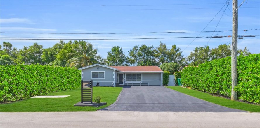 Villa ou maison à Miramar, Floride 5 chambres, 156.45 m2 № 1954334