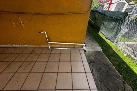 House in Miami, Florida 5 bedrooms, 132.11 sq.m. № 2043043 - photo 20