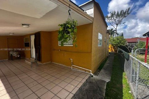 House in Miami, Florida 5 bedrooms, 132.11 sq.m. № 2043043 - photo 10