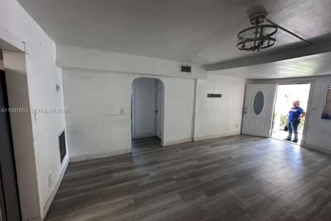 House in Miami, Florida 5 bedrooms, 132.11 sq.m. № 2043043 - photo 27