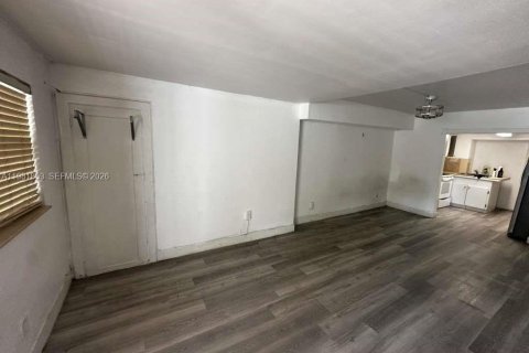 House in Miami, Florida 5 bedrooms, 132.11 sq.m. № 2043043 - photo 24