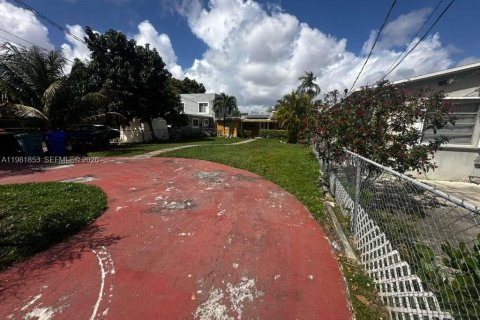 House in Miami, Florida 5 bedrooms, 132.11 sq.m. № 2043043