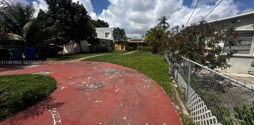 House in Miami, Florida 5 bedrooms, 132.11 sq.m. № 2043043