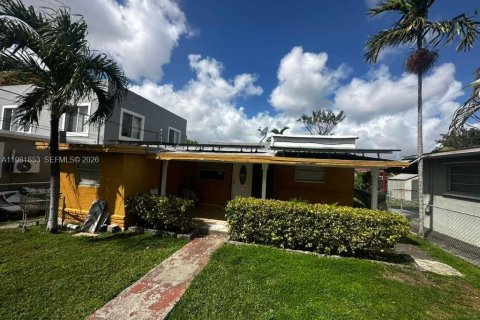 House in Miami, Florida 5 bedrooms, 132.11 sq.m. № 2043043 - photo 12