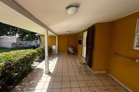 House in Miami, Florida 5 bedrooms, 132.11 sq.m. № 2043043 - photo 18