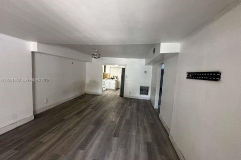 House in Miami, Florida 5 bedrooms, 132.11 sq.m. № 2043043 - photo 26