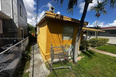 House in Miami, Florida 5 bedrooms, 132.11 sq.m. № 2043043 - photo 15