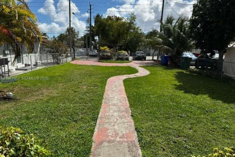 House in Miami, Florida 5 bedrooms, 132.11 sq.m. № 2043043 - photo 8