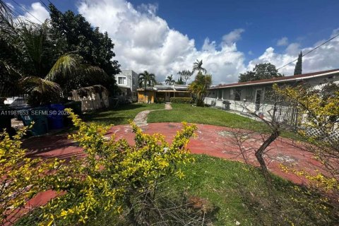 House in Miami, Florida 5 bedrooms, 132.11 sq.m. № 2043043 - photo 3