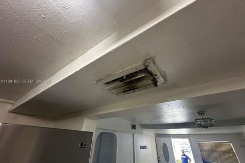 House in Miami, Florida 5 bedrooms, 132.11 sq.m. № 2043043 - photo 29