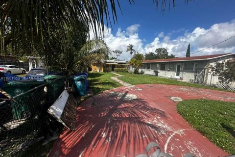 House in Miami, Florida 5 bedrooms, 132.11 sq.m. № 2043043 - photo 2