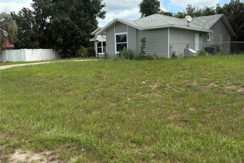 House in Deltona, Florida 3 bedrooms, 120.59 sq.m. № 2322616 - photo 2
