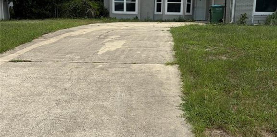House in Deltona, Florida 3 bedrooms, 120.59 sq.m. № 2322616