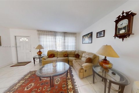 Casa en venta en North Miami, Florida, 3 dormitorios, 126.25 m2 № 1975956 - foto 4