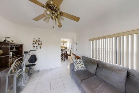 Casa en venta en North Miami, Florida, 3 dormitorios, 126.25 m2 № 1975956 - foto 11