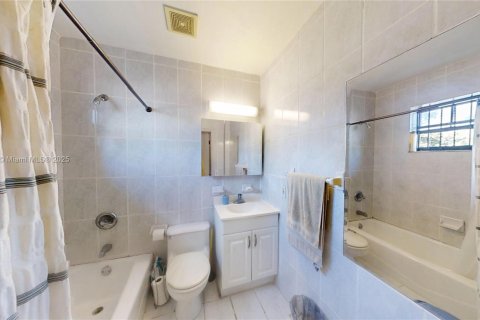 Casa en venta en North Miami, Florida, 3 dormitorios, 126.25 m2 № 1975956 - foto 15
