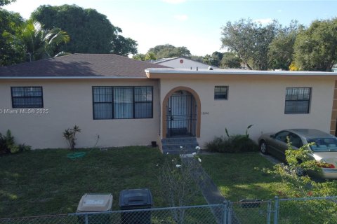 Casa en venta en North Miami, Florida, 3 dormitorios, 126.25 m2 № 1975956 - foto 1