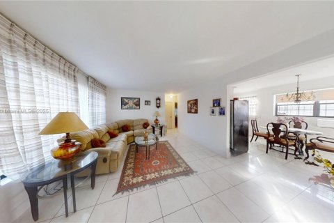 Casa en venta en North Miami, Florida, 3 dormitorios, 126.25 m2 № 1975956 - foto 5
