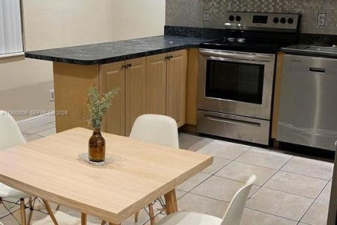 House in Fort Lauderdale, Florida 1 bedroom, 265.42 sq.m. № 2063265 - photo 2