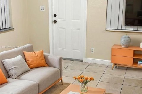 House in Fort Lauderdale, Florida 1 bedroom, 265.42 sq.m. № 2063265 - photo 4