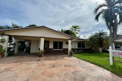 Casa en venta en Tamarac, Florida, 2 dormitorios, 123.56 m2 № 1964108 - foto 1