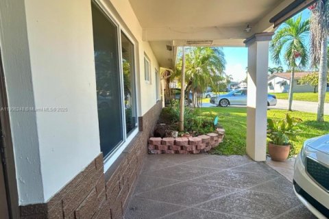 Casa en venta en Tamarac, Florida, 2 dormitorios, 123.56 m2 № 1964108 - foto 2