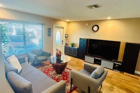 Casa en venta en Tamarac, Florida, 2 dormitorios, 123.56 m2 № 1964108 - foto 5