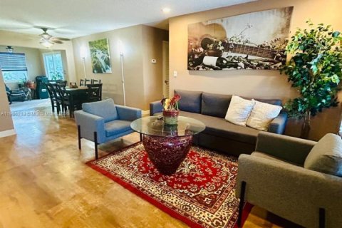 Casa en venta en Tamarac, Florida, 2 dormitorios, 123.56 m2 № 1964108 - foto 3