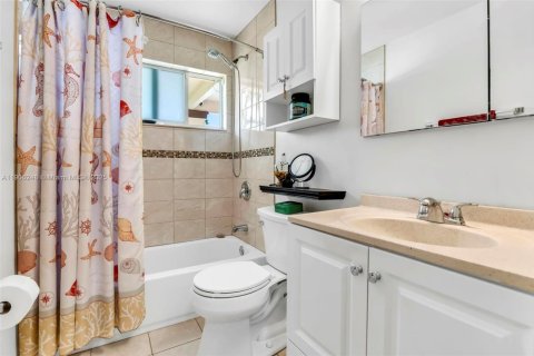 House in Tamarac, Florida 2 bedrooms, 123.56 sq.m. № 1964108 - photo 27