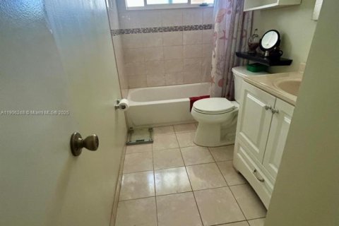 Casa en venta en Tamarac, Florida, 2 dormitorios, 123.56 m2 № 1964108 - foto 16