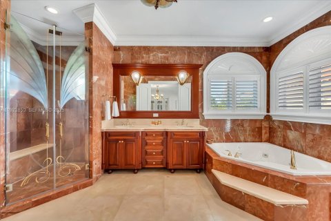 House in Miami, Florida 5 bedrooms, 502.14 sq.m. № 2082861 - photo 10
