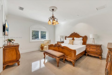 House in Miami, Florida 5 bedrooms, 502.14 sq.m. № 2082861 - photo 26