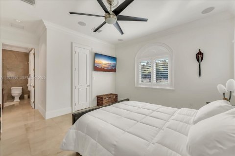 House in Miami, Florida 5 bedrooms, 502.14 sq.m. № 2082861 - photo 15
