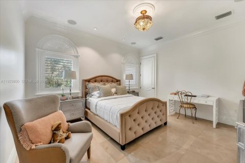 House in Miami, Florida 5 bedrooms, 502.14 sq.m. № 2082861 - photo 12